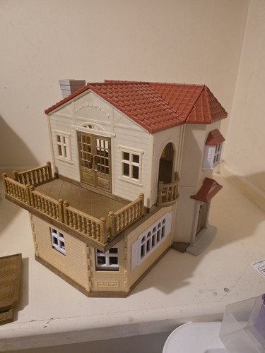 Sylvanian families red roof - families,