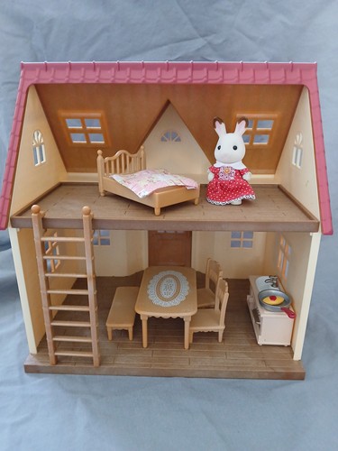 Sylvanian families red roof - families,